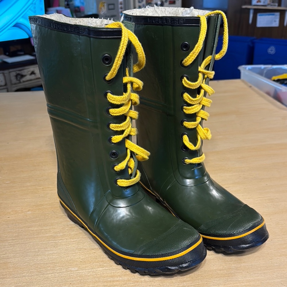 Explorers Size 9 Green/Yellow Insulated/waterproof rain boots